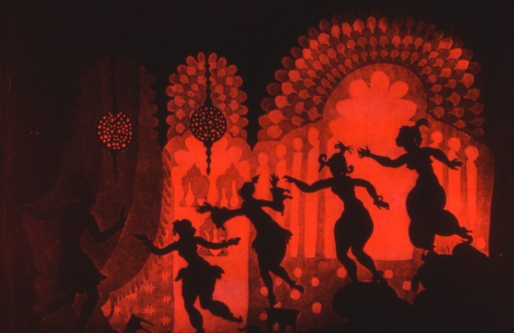 Drittes Filmstill aus Lotte Reinigers "Die Abenteuer des Prinzen Achmed". Tänzerinnen in einem Tempel.