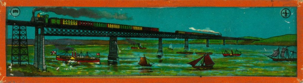 Laternenbild für eine Laterna Magica im Holzrahmen: Eine auf Glas gemalte Eisebahnbrücke, die eine Fluss überspannt.