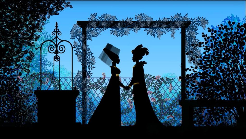 Filmstill: Die Silhouette zweier Frauen in einem rankenden Garten.