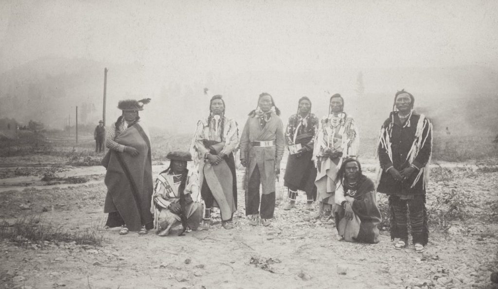 Eine Gruppe Native Americans, aufgenommen zwischen 1880 und 1890
